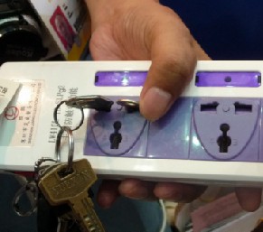 由於具有識別功能，插座隻對標準插頭&ldquo;來電&rdquo;人體不受傷害