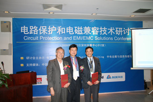 電子元件技術網總裁劉傑博士為陶顯芳老師和鄭索平老師頒發專家聘書