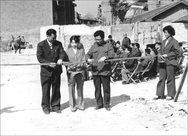 1986年，長虹彩電工程奠基，這樣的剪彩儀式，剪出了中國最大的彩電生產基地之一