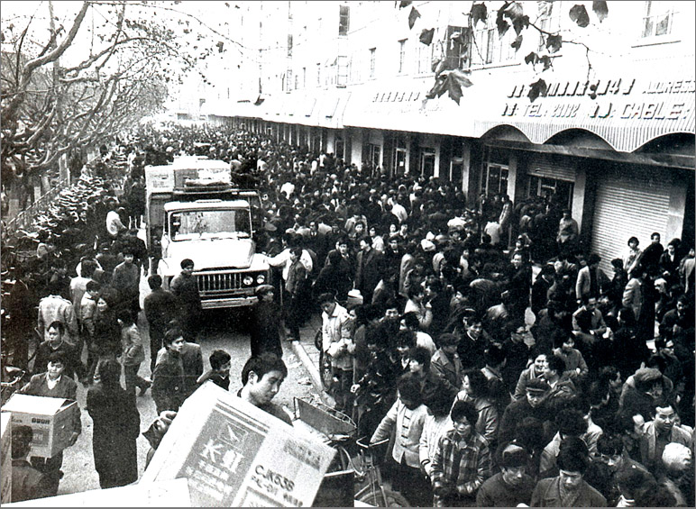 1989年，在彩電計劃調控的年代，長虹彩電的降價引發搶購潮