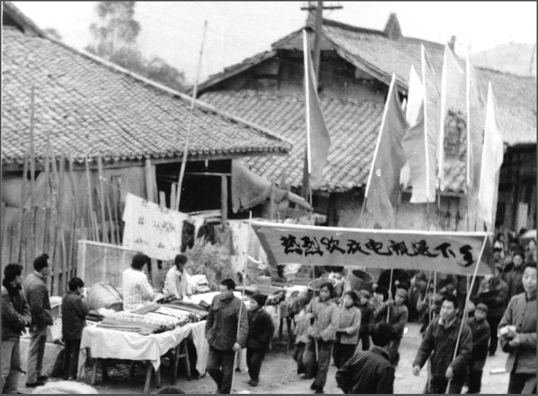 這可能是中國第一場&ldquo;家電下鄉&rdquo;，當時長虹在春季把彩電免費送下鄉，秋天豐收後農民有錢了再去收錢