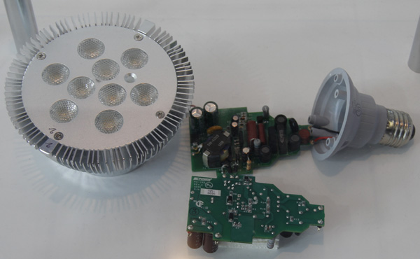  圖2. 使用PI LinkSwitch-PH設計的功率因數大於0.9的14W LED驅動電路方案