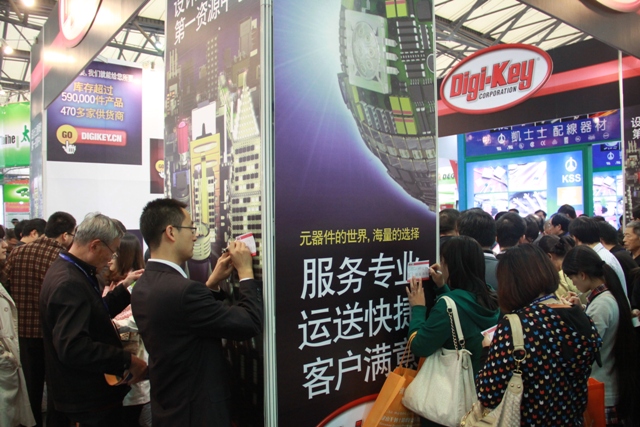 圖2 桌前均是排隊人群，觀眾靠牆填寫Digi-Key小卡片