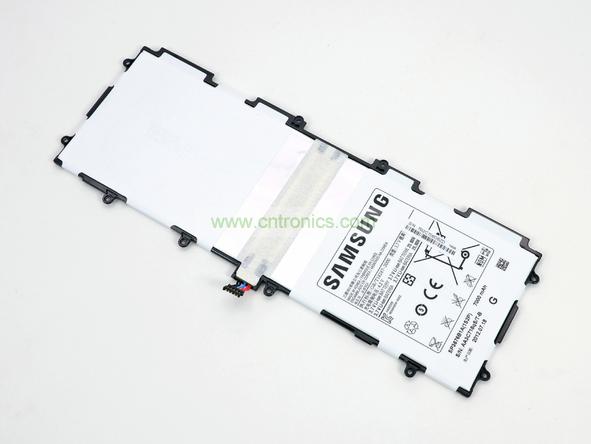 取出電池前要把周圍的帶狀電纜先拔出來，這個比較容易。Galaxy Note 10.1的電池容量為7000mAh,3.7V，預計續航時間8小時左右，重約136克，占據了整體重量的23%。不過為了減少機身厚度，電池做得很薄。