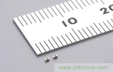  【導讀】目前伴隨著手機、平板電腦、LED照zhao明ming等deng高gao科ke技ji電dian子zi產chan品pin的de普pu及ji，電dian子zi設she備bei正zheng在zai不bu斷duan向xiang小xiao型xing化hua發fa展zhan，電dian源yuan的de輸shu出chu功gong率lv也ye正zheng在zai不bu斷duan增zeng大da。因yin此ci對dui電dian子zi設she備bei采cai取qu過guo熱re保bao護hu措cuo施shi的de重zhong要yao性xing正zheng在zai日ri益yi增zeng強qiang。其qi中zhong特te別bie對dui於yu隻zhi需xu組zu成cheng簡jian單dan的de電dian路lu就jiu能neng夠gou發fa揮hui過guo熱re保bao護hu作zuo用yong的dePTC熱敏電阻的需求正在不斷增加。本屆介紹的是村田一款1.0&times;0.5mm、溫度測量誤差&plusmn;3℃、額定零功率電阻值為1k&Omega;的片式PTC熱敏電阻。  隨著手機、平板電腦、LED照(zhao)明(ming)等(deng)高(gao)科(ke)技(ji)電(dian)子(zi)產(chan)品(pin)的(de)普(pu)及(ji)，電(dian)子(zi)設(she)備(bei)正(zheng)在(zai)不(bu)斷(duan)向(xiang)小(xiao)型(xing)化(hua)發(fa)展(zhan)，電(dian)源(yuan)的(de)輸(shu)出(chu)功(gong)率(lv)也(ye)正(zheng)在(zai)不(bu)斷(duan)增(zeng)大(da)，因(yin)此(ci)對(dui)電(dian)子(zi)設(she)備(bei)采(cai)取(qu)過(guo)熱(re)保(bao)護(hu)措(cuo)施(shi)也(ye)更(geng)加(jia)重(zhong)要(yao)，其(qi)中(zhong)特(te)別(bie)對(dui)於(yu)隻(zhi)需(xu)組(zu)成(cheng)簡(jian)單(dan)的(de)電(dian)路(lu)就(jiu)能(neng)夠(gou)發(fa)揮(hui)過(guo)熱(re)保(bao)護(hu)作(zuo)用(yong)的(de)PTC熱敏電阻的需求正在不斷增加。  現在具有過熱保護作用的片式PTC熱敏電阻的外形尺寸一般都大於1.6&times;0.8mm，溫度測量*2誤差也都大於&plusmn;5℃。村田利用自己開發的材料技術和生產工藝技術，成功地實現了外形尺寸為1.0&times;0.5mm、溫度測量誤差為&plusmn;3℃、額定零功率電阻值為1k&Omega;的片式PTC熱敏電阻係列產品的商品化。我們根據該產品的溫度測量值，在從80℃至150℃的範圍中以10℃為單位，劃分了各係列產品。  產品特點      * 外形尺寸小 (1.0&times;0.5mm)     * 溫度測量誤差小 (電阻值為100k&Omega;和10k&Omega;時，溫度測量誤差分別為&plusmn;3℃和&plusmn;5℃)     * 擁有豐富的以10℃為單位的係列產品，能夠滿足客戶的各種溫度測量要求 (80℃～150℃ (電阻值為100k&Omega;時) ; 65℃～135℃ (電阻值為10k&Omega;時) )     * 符合TUV和UL安規標準  用途      * LED燈的過熱保護和電力控製     * 筆記本電腦的電源散熱等; DC-DC轉換器的MOSFET*3過熱保護; 鋰離子電池保護電路中的MOSFET過熱保護     * 電動機逆變器和線圈的過熱保護和電力控製  術語說明  *1 熱敏電阻: 	對熱敏感的半導體電阻，其電阻值會隨溫度的變化而改變。一般來說，許多人都知道電阻值會隨著溫度的上升而逐步減小的NTC (負溫度係數) 熱敏電阻。然而在熱敏電阻中，還有一種當溫度超過一定的溫度 (居裏溫度*4) 時，其電阻值會隨著溫度的升高而急劇增大的元件，這就是PTC (正溫度係數) 熱敏電阻 (POSISTOR?*5) 。PTC熱敏電阻不僅具備過熱保護功能，還具有特有的電阻溫度特性，可被用來控製電流和電力。 *2 溫度測量: 	此係列產品最適用於檢測電阻值達到10k&Omega;或100k&Omega;時的溫度。 *3 MOSFET: 	Metal-Oxide-Semiconductor Field-Effect Transistor (金屬-氧化層-半導體-場效晶體管) 的縮寫。 MOSFET適合作為DC-DC轉換器的開關元件和一般的電流開關等元件。如果其工作溫度超過了一定的溫度，FET (場效晶體管) 就會被損壞，因此通過使用具有過熱保護作用的POSISTOR?，就能夠防止FET因過熱而損壞。 *4 居裏溫度: 	也稱居裏點 (Currie Point) 。我公司將電阻值達到溫度為25℃時的電阻值 (額定零功率電阻值) 的2倍時的溫度定義為居裏溫度。 *5 POSISTOR?: 	是株式會社村田製作所的注冊商標。  係列產品型號      * PRF15AR102RB6RC     * PRF15BA102RB6RC     * PRF15BB102RB6RC     * PRF15BC102RB6RC     * PRF15BD102RB6RC     * PRF15BE102RB6RC     * PRF15BF102RB6RC     * PRF15BG102RB6RC  特性圖  特性圖  電氣特性  產品型號 	特性 	額定零功率  電阻值(在環境溫度為+25℃的條件 下) 	 電阻值為10k&Omega;時的溫度測量值 	電阻值為100k&Omega;時的溫度測量值 	最大電壓 PRF15AR102RB6RC 	AR 	1k&Omega;&plusmn;50% 	135&plusmn;5℃ 	150&plusmn;3℃ 	32VDC PRF15BA102RB6RC 	BA 	125&plusmn;5℃ 	140&plusmn;3℃ PRF15BB102RB6RC 	BB 	115&plusmn;5℃ 	130&plusmn;3℃ PRF15BC102RB6RC 	BC 	105&plusmn;5℃ 	120&plusmn;3℃ PRF15BD102RB6RC 	BD 	95&plusmn;5℃ 	110&plusmn;3℃ PRF15BE102RB6RC 	BE 	85&plusmn;5℃ 	100&plusmn;3℃ PRF15BF102RB6RC 	BF 	75&plusmn;5℃ 	90&plusmn;3℃ PRF15BG102RB6RC 	BG 	65&plusmn;5℃ 	80&plusmn;3℃ 外形尺寸圖  外形尺寸圖 生產體製  村田製作所八日市事業所在2011年3月開始了該係列產品的量產活動。 樣品價格  10日元/個