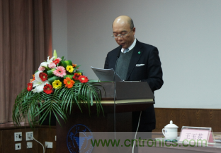 圖2：穀口豐聰先生對獲獎同學表示祝賀