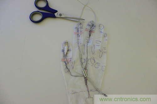 LED多點觸控手套DIY：拆解並重組耳機線