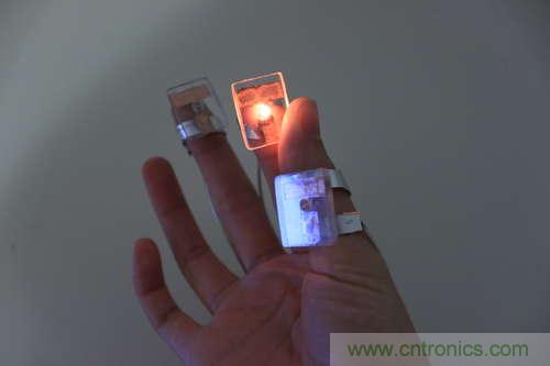 LED多點觸控手套DIY：把各部分焊接起來，測試