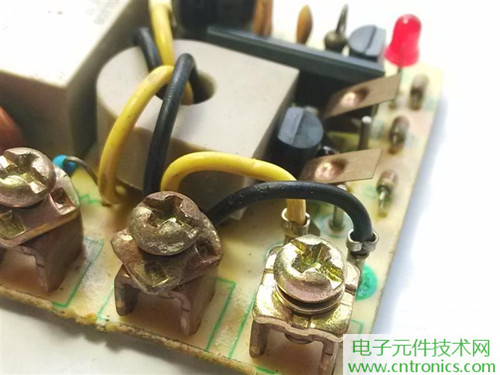 漏電保護器拆解：結構有差異，做工不錯