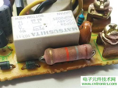 漏電保護器拆解：結構有差異，做工不錯