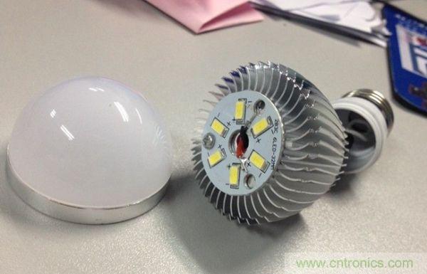 3瓦拆開，基板隻有一顆螺絲，還沒擰緊