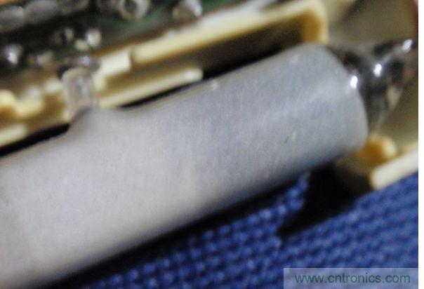 燈管，一頭黑了無法修複了