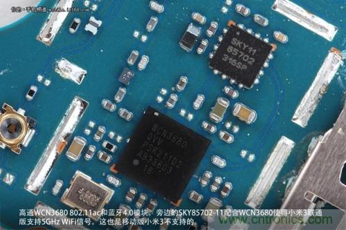 高通WCN3680 802.11ac和藍牙4.0模塊，旁邊的SKY85702-11配合其使用5GHz Wi-Fi頻段