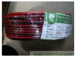 導線裏麵的電場與外部電場的關係