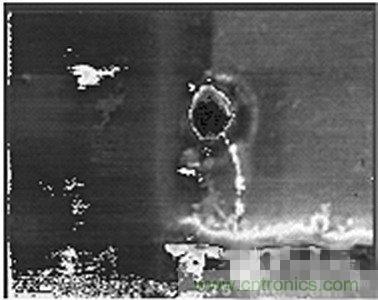 受ESD影響，氧化物衝進一個小孔