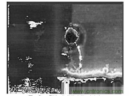 受ESD影響，氧化物衝進一個小孔