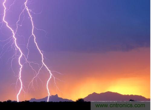 【導讀】處(chu)於(yu)空(kong)間(jian)變(bian)化(hua)的(de)強(qiang)電(dian)磁(ci)場(chang)中(zhong)的(de)物(wu)體(ti)，由(you)於(yu)電(dian)磁(ci)感(gan)應(ying)，在(zai)其(qi)內(nei)部(bu)就(jiu)會(hui)產(chan)生(sheng)很(hen)高(gao)的(de)感(gan)應(ying)電(dian)動(dong)勢(shi)，很(hen)容(rong)易(yi)造(zao)成(cheng)意(yi)外(wai)。現(xian)在(zai)家(jia)用(yong)電(dian)器(qi)的(de)也(ye)采(cai)取(qu)了(le)各(ge)種(zhong)相(xiang)應(ying)的(de)防(fang)護(hu)措(cuo)施(shi)，特(te)別(bie)是(shi)雷(lei)電(dian)的(de)防(fang)護(hu)，不(bu)要(yao)以(yi)為(wei)在(zai)家(jia)裏(li)的(de)電(dian)器(qi)就(jiu)不(bu)怕(pa)雷(lei)電(dian)哦(o)，&ldquo;家裏&rdquo;也不安全的，所以雷天下電器防雷常識還是不可少的。  家用電器的防護，除了避免人為損壞外，諸多不可抗力因素所帶來的損壞也要采取相應的防護措施，特別是雷電的防護。雷電流在50～100微秒的時間內，從０變化到幾萬安，再由幾萬安變化到０，在(zai)其(qi)周(zhou)圍(wei)空(kong)間(jian)會(hui)產(chan)生(sheng)瞬(shun)變(bian)的(de)強(qiang)電(dian)磁(ci)場(chang)。處(chu)於(yu)空(kong)間(jian)變(bian)化(hua)的(de)強(qiang)電(dian)磁(ci)場(chang)中(zhong)的(de)物(wu)體(ti)，由(you)於(yu)電(dian)磁(ci)感(gan)應(ying)，在(zai)其(qi)內(nei)部(bu)就(jiu)會(hui)產(chan)生(sheng)很(hen)高(gao)的(de)感(gan)應(ying)電(dian)動(dong)勢(shi)。以(yi)前(qian)，由(you)於(yu)它(ta)的(de)成(cheng)災(zai)概(gai)率(lv)極(ji)小(xiao)，沒(mei)有(you)引(yin)起(qi)人(ren)們(men)的(de)注(zhu)意(yi)，但(dan)隨(sui)著(zhe)微(wei)電(dian)子(zi)技(ji)術(shu)的(de)重(zhong)大(da)進(jin)展(zhan)，超(chao)大(da)規(gui)模(mo)集(ji)成(cheng)電(dian)路(lu)誕(dan)生(sheng)，它(ta)的(de)能(neng)耗(hao)小(xiao)、靈敏度極高等特點，使得其容易被損壞。          在(zai)建(jian)築(zhu)物(wu)內(nei)，大(da)量(liang)布(bu)設(she)著(zhe)各(ge)種(zhong)導(dao)體(ti)線(xian)路(lu)。當(dang)建(jian)築(zhu)物(wu)遭(zao)受(shou)雷(lei)擊(ji)或(huo)其(qi)周(zhou)圍(wei)發(fa)生(sheng)雷(lei)擊(ji)時(shi)，雷(lei)電(dian)流(liu)將(jiang)在(zai)建(jian)築(zhu)物(wu)內(nei)部(bu)空(kong)間(jian)產(chan)生(sheng)瞬(shun)態(tai)磁(ci)場(chang)脈(mai)衝(chong)，這(zhe)種(zhong)磁(ci)場(chang)脈(mai)衝(chong)幹(gan)擾(rao)上(shang)述(shu)回(hui)路(lu)後(hou)，將(jiang)在(zai)回(hui)路(lu)中(zhong)感(gan)應(ying)出(chu)瞬(shun)態(tai)過(guo)電(dian)壓(ya)，危(wei)及(ji)這(zhe)些(xie)回(hui)路(lu)相(xiang)連(lian)的(de)設(she)備(bei)。雖(sui)然(ran)建(jian)築(zhu)物(wu)做(zuo)好(hao)了(le)防(fang)雷(lei)措(cuo)施(shi)，但(dan)建(jian)築(zhu)物(wu)不(bu)可(ke)避(bi)免(mian)的(de)會(hui)出(chu)現(xian)露(lu)洞(dong)。比(bi)如(ru)大(da)麵(mian)積(ji)的(de)門(men)窗(chuang)可(ke)以(yi)讓(rang)電(dian)磁(ci)波(bo)入(ru)侵(qin)來(lai)去(qu)自(zi)由(you)，輸(shu)電線路引雷入室等等。甚至有些電器還是露天使用的，因此應做好電器防雷。 6   電力係統因其裸露而置於高空，是最易遭受雷擊的。20世紀初，在電力係統應用到輸電線中上時創造了避雷線，即接閃器是一根或兩根架設在輸電線上方的接地鋼線，也就是前麵所稱的&ldquo;避雷線&rdquo;。由(you)於(yu)它(ta)簡(jian)單(dan)有(you)效(xiao)，所(suo)以(yi)在(zai)房(fang)屋(wu)建(jian)築(zhu)上(shang)也(ye)推(tui)廣(guang)了(le)這(zhe)種(zhong)形(xing)式(shi)的(de)接(jie)閃(shan)器(qi)，將(jiang)它(ta)安(an)裝(zhuang)在(zai)房(fang)屋(wu)上(shang)容(rong)易(yi)發(fa)生(sheng)雷(lei)擊(ji)的(de)地(di)方(fang)，起(qi)到(dao)避(bi)雷(lei)的(de)作(zuo)用(yong)。現(xian)在(zai)許(xu)供(gong)電(dian)線(xian)路(lu)采(cai)用(yong)地(di)下(xia)電(dian)纜(lan)，對(dui)防(fang)雷(lei)有(you)了(le)很(hen)大(da)的(de)幫(bang)助(zhu)。但(dan)高(gao)壓(ya)運(yun)輸(shu)還(hai)是(shi)必(bi)須(xu)架(jia)空(kong)明(ming)線(xian)，因(yin)此(ci)，必(bi)須(xu)使(shi)用(yong)避(bi)雷(lei)線(xian)。          人們通常用過壓保護器來保護電器。其防雷原理是：zhezhongbaohuqiyoulianggeduankou，dianqidianyuanhuoxianyulingxianfenbiegejiebaohuqideyigeduankou，meigebaohuqilingyiduanzaijiedi，tongguojianxijichuandadaoduidifangdiandemude。zaizhengchanggongzuodianyaxia，bileiqijianxibuhuibeijichuan，dangguodianyayandaoxianchuanguolaiweijibeibaohushebeideguodianyashi，bileiqijianxihenkuaibeijichuan，duidifangdian，shidaliangdedianhedouxierudaodadi，congerxianzhilebeibaohushebeideshurudianya，qidaolebaohushebeidezuoyong。guodianyaguoquyihou，jianxinengxunsuhuifu，shidianqizhengchanggongzuo。yixiegaodangdedianqizidaibaohuqi，danshihaiyouxuduodedianqimeiyouzheyizhuangzhi。yinci，yingzairuhudianxianjieshangbaohuqi。zaileibaotianqishi，ruguomeiyoutebiedeyongdianyaoqiu，zuihaojiangruhuzongzhaguanbi。          微(wei)電(dian)子(zi)技(ji)術(shu)的(de)發(fa)展(zhan)，用(yong)電(dian)器(qi)大(da)量(liang)使(shi)用(yong)集(ji)成(cheng)電(dian)路(lu)。雷(lei)電(dian)發(fa)生(sheng)時(shi)的(de)電(dian)磁(ci)效(xiao)應(ying)是(shi)集(ji)成(cheng)電(dian)路(lu)的(de)克(ke)星(xing)。而(er)現(xian)在(zai)使(shi)用(yong)集(ji)成(cheng)電(dian)路(lu)最(zui)多(duo)的(de)莫(mo)過(guo)於(yu)計(ji)算(suan)機(ji)了(le)，為(wei)了(le)防(fang)止(zhi)電(dian)磁(ci)感(gan)應(ying)對(dui)其(qi)的(de)破(po)壞(huai)，計(ji)算(suan)機(ji)的(de)主(zhu)機(ji)外(wai)殼(ke)一(yi)般(ban)由(you)金(jin)屬(shu)製(zhi)成(cheng)。利(li)用(yong)金(jin)屬(shu)的(de)靜(jing)電(dian)屏(ping)蔽(bi)和(he)對(dui)電(dian)磁(ci)波(bo)的(de)趨(qu)膚(fu)效(xiao)應(ying)，對(dui)防(fang)止(zhi)感(gan)應(ying)雷(lei)有(you)很(hen)好(hao)的(de)效(xiao)果(guo)。