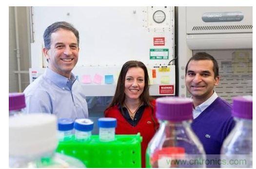 從左到右：MIT生物工程學教授Ron Weiss、機械工程學副教授Domitilla Del Vecchio，以及MIT生物工程係學生Deepak Mishra。