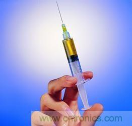 【導讀】不bu用yong針zhen頭tou也ye能neng注zhu射she，孩hai子zi再zai也ye不bu用yong害hai怕pa打da針zhen了le。日ri本ben開kai發fa的de一yi種zhong新xin型xing注zhu射she器qi不bu用yong針zhen頭tou而er靠kao氣qi泡pao壓ya力li注zhu射she，隻zhi需xu將jiang注zhu射she器qi緊jin貼tie皮pi膚fu，沒mei有you疼teng痛tong感gan就jiu可ke以yi將jiang藥yao物wu高gao精jing度du地di輸shu送song到dao目mu標biao位wei置zhi。 　　 目mu前qian市shi場chang上shang也ye存cun在zai無wu針zhen注zhu射she器qi，它ta們men通tong常chang是shi依yi靠kao彈dan簧huang的de力li量liang產chan生sheng高gao壓ya來lai發fa射she液ye體ti，穿chuan透tou皮pi膚fu後hou將jiang藥yao物wu送song到dao肌ji肉rou，但dan卻que有you可ke能neng損sun害hai神shen經jing，而er且qie多duo少shao還hai是shi有you一yi些xie疼teng痛tong感gan。 　　 芝浦工業大學副教授山西陽子率領的研究小組新開發的這種無針注射器全長約10厘li米mi，它ta利li用yong在zai液ye體ti中zhong施shi加jia電dian壓ya來lai高gao速su發fa射she氣qi泡pao，利li用yong氣qi泡pao破po裂lie的de力li量liang在zai細xi胞bao上shang開kai出chu微wei細xi的de孔kong，然ran後hou通tong過guo這zhe個ge孔kong將jiang含han有you藥yao物wu的de微wei小xiao氣qi泡pao注zhu入ru細xi胞bao內nei部bu。氣qi泡pao的de氣qi體ti收shou縮suo後hou，隻zhi有you藥yao物wu到dao達da患huan部bu。 1 由於方向性很明確，所以新型注射器能針對局部進行高精度治療，而且由於開出的孔隻有4微米左右，所以對細胞的損害很小。 　　 這(zhe)種(zhong)無(wu)針(zhen)注(zhu)射(she)器(qi)除(chu)能(neng)注(zhu)射(she)藥(yao)物(wu)外(wai)，還(hai)可(ke)以(yi)向(xiang)包(bao)括(kuo)植(zhi)物(wu)細(xi)胞(bao)在(zai)內(nei)的(de)細(xi)胞(bao)內(nei)植(zhi)入(ru)基(ji)因(yin)和(he)開(kai)展(zhan)治(zhi)療(liao)，有(you)著(zhe)廣(guang)泛(fan)用(yong)途(tu)。研(yan)究(jiu)小(xiao)組(zu)準(zhun)備(bei)進(jin)一(yi)步(bu)改(gai)良(liang)注(zhu)射(she)器(qi)結(jie)構(gou)，對(dui)能(neng)夠(gou)注(zhu)射(she)的(de)藥(yao)量(liang)、穿孔深度等進行更詳細的評估，並與企業合作，爭取早日使新型注射器達到實用化程度。