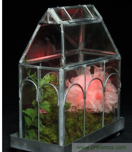 當傳感器讀到的數值低於閾值，則LED會閃爍紅光