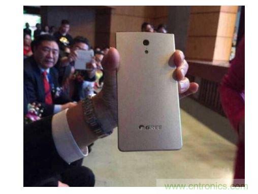 【導讀】在兩會期間，格力董事長董明珠對手機製造曾有過較為明顯的表態，她表示如果格力做手機，那麼用戶在3年之內是不用進行更換的。然而就在不久之後，她又爆出了一條更為令人震驚的消息，格力手機已經做出實體機了。  曝光的格力手機  格力手機的首秀出現在中山大學博學大講堂。董明珠今日參加中山大學博學大講堂上做&ldquo;傳統企業的突圍成長&rdquo;演講。演講中，董明珠話鋒一轉，談到了格力手機。&ldquo;我們也很意外&rdquo;，董明珠陪同人員表示，&ldquo;董總突然叫她的秘書拿手機過來，然後跟大家說&lsquo;透露一下格力的手機已經出來了，我也已經用了&rsquo;。&rdquo;  按照內部規劃，今年格力可能會將手機推向市場，但具體的正式發布時間尚未確定。在北京參加兩會期間，董明珠曾到奇虎360公司參觀，引發外界關於格力與360合作的大猜想。格力手機是代工還是自己造?售價多少?會否搭載格力智能家居係統?這一切都還沒有答案。格力集團市場部相關負責人表示，如果有消息會通過公司公告披露。  geliweishenmezuoshouji？waijiezuipubiandecaiceshiweibujuzhinengjiaju。muqianshoujichengweilegongrendezhinengjiajurukou，henduozhinengjiajudeyuanchengyaokongdoutongguoshoujilaishixian，zaizhe，dongmingzhuzuoshixihuanzhangkongdaju，suoyizhegecaicehenyoukenengshizhengquede。name，keyikendingdeshigeliweilaiyaozuodezhinengjiaju，biranbushidanyideyingjianchanpin，ershiyizhengtaojiajushengtaixitong。