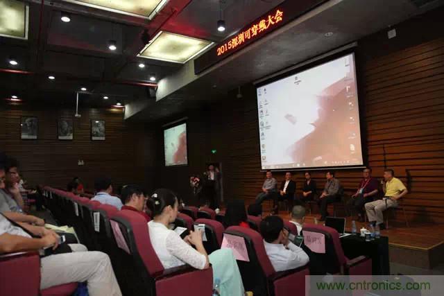 圖8：劉(liu)傑(jie)博(bo)士(shi)主(zhu)持(chi)高(gao)端(duan)對(dui)話(hua)，嘉(jia)賓(bin)包(bao)括(kuo)可(ke)穿(chuan)戴(dai)領(ling)域(yu)開(kai)拓(tuo)者(zhe)陳(chen)東(dong)義(yi)教(jiao)授(shou)，中(zhong)科(ke)院(yuan)深(shen)圳(zhen)先(xian)進(jin)院(yuan)產(chan)業(ye)處(chu)處(chu)長(chang)，機(ji)器(qi)人(ren)協(xie)會(hui)秘(mi)書(shu)長(chang)畢(bi)亞(ya)雷(lei)，可(ke)穿(chuan)戴(dai)聯(lian)盟(meng)副(fu)秘(mi)書(shu)長(chang)薑(jiang)文(wen)軍(jun)，太(tai)火(huo)鳥(niao)深(shen)圳(zhen)總(zong)經(jing)理(li)張(zhang)翀(chong)，機(ji)智(zhi)雲(yun)CTO劉琰等。