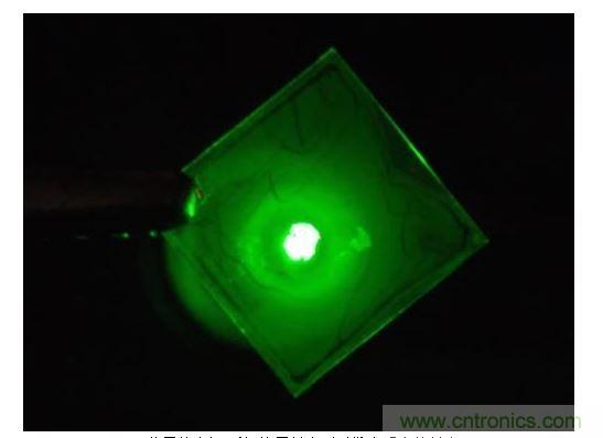 單層的有機/無機塗層組合可以發出明亮的綠光