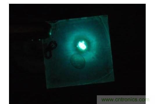 隻需要一點點不同於傳統的配方，相同的單層也可以發出明亮的藍光