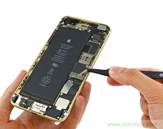 與iPhone 5S相比，電池尺寸更大，電池效率提高了16%。整部手機看起來就像一件藝術品，但看不到太多的內部構造。（來源：iFixit）
