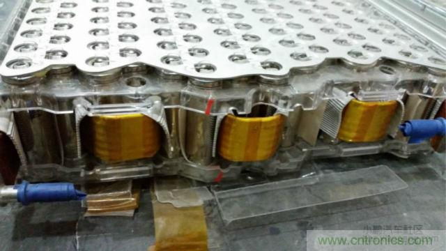 【導讀】對於電動汽車的核心&mdash;&mdash;電池，我們要求其安全、能量密度高、壽命長，充電時間短，同時又要性能卓越等等。那麼對比電動汽車電池來說怎麼樣才算是達標？又怎麼樣才算是性能優越呢?毫無疑問鋰離子電芯作為其最基本的單元，其優劣至關重要。  電池是電動汽車的&rdquo;心髒&ldquo;。從電動汽車發展以來，各種技術路線百花爭鳴，爭論不休。其中應用最廣的鋰離子電芯，就有三元、磷酸鐵鋰、錳酸鋰等多種技術路線並存的現象。同時鋰離子電芯還分為方形，軟包，圓柱三種結構形式。  而這越是紛繁蕪雜，就越能代表了我們還在不斷探索，代表了電動汽車的急切盼望：電動汽車需要一顆強大的&ldquo;心髒&rdquo;。  對於電池包的要求  對於電動汽車的核心&mdash;&mdash;電池，我們要求其安全、能量密度高、壽命長，充電時間短，同時又要性能卓越等等。而這一項一項的要求，看似苛刻，但卻又無一不是電動汽車實現產業化的硬性指標。  那麼對比電動汽車電池來說怎麼樣才算是達標？又怎麼樣才算是性能優越呢?毫無疑問鋰離子電芯作為其最基本的單元，其優劣至關重要。  但就拿我們最關注的安全性來說，是不是電芯安全了，電池包就安全了呢？  我們可以看到2002年，磷酸鐵鋰(LFP)首次被美國Valance公司產業化，隨即引起了中國市場的廣泛關注。從2004年(nian)開(kai)始(shi)，我(wo)國(guo)掀(xian)起(qi)了(le)一(yi)股(gu)投(tou)資(zi)磷(lin)酸(suan)鐵(tie)鋰(li)材(cai)料(liao)和(he)磷(lin)酸(suan)鐵(tie)鋰(li)動(dong)力(li)電(dian)池(chi)的(de)熱(re)潮(chao)，磷(lin)酸(suan)鐵(tie)鋰(li)其(qi)相(xiang)對(dui)穩(wen)定(ding)，安(an)全(quan)性(xing)較(jiao)高(gao)。隨(sui)後(hou)，它(ta)成(cheng)為(wei)我(wo)國(guo)正(zheng)極(ji)材(cai)料(liao)的(de)主(zhu)要(yao)路(lu)線(xian)，爭(zheng)議(yi)暫(zan)告(gao)段(duan)落(luo)。  但是，隨著特斯拉在動力電池使用了鎳鈷鋁酸鋰的正極材料，爭論再次出現。磷酸鐵鋰其較低的能量密度，已經使其處於劣勢。 1 據調研發現，進入2014nianyilai，guoneilidianchizhengjicailiaochanyezhengtichuxianlexiangsanyuancailiaozhuanyidequshi，xiayoudedianchichangjibendouzaikaifasanyuancailiaodedianxin，yeyindaozheshangyoudecailiaoqiyekaishijiadaduisanyuancailiaodekaifaheshengchanlidu。  而(er)一(yi)係(xi)列(lie)的(de)變(bian)化(hua)，也(ye)恰(qia)恰(qia)說(shuo)明(ming)鋰(li)電(dian)行(xing)業(ye)在(zai)慢(man)慢(man)的(de)摸(mo)索(suo)，慢(man)慢(man)走(zou)向(xiang)成(cheng)熟(shu)。就(jiu)比(bi)如(ru)說(shuo)一(yi)個(ge)電(dian)池(chi)包(bao)的(de)安(an)全(quan)，光(guang)靠(kao)電(dian)芯(xin)安(an)全(quan)是(shi)遠(yuan)遠(yuan)不(bu)夠(gou)的(de)，其(qi)必(bi)須(xu)上(shang)升(sheng)到(dao)一(yi)個(ge)係(xi)統(tong)的(de)層(ceng)級(ji)來(lai)。也(ye)就(jiu)是(shi)說(shuo)電(dian)池(chi)包(bao)的(de)安(an)全(quan)，靠(kao)的(de)是(shi)整(zheng)個(ge)電(dian)池(chi)係(xi)統(tong)，而(er)不(bu)僅(jin)僅(jin)是(shi)某(mou)個(ge)單(dan)一(yi)的(de)元(yuan)素(su)。  更何況一個安全、可靠、性能卓越的電池包，更是涉及到多領域知識的耦合，其更需要一個完善、可靠的係統來實現。就好比飛機被認為是最安全的交通工具，不單單是&ldquo;安全&rdquo;的發動機，&ldquo;安全&rdquo;的結構，就能保障的，其中還綜合運用了人為因素分析、軟件安全性、風險管理和定量風險評估等各種先進技術來預防事故發生，可以說是係統保障了安全。  下麵我們就從電池係統中抽離出其一個核心部件電池模組，淺談一下各種不同的模組結構。  關於電池模組  電dian池chi模mo組zu可ke以yi理li解jie為wei鋰li離li子zi電dian芯xin經jing串chuan並bing聯lian方fang式shi組zu合he，並bing加jia裝zhuang單dan體ti電dian池chi監jian控kong與yu管guan理li裝zhuang置zhi。電dian池chi模mo組zu的de結jie構gou設she計ji往wang往wang能neng決jue定ding一yi個ge電dian池chi包bao的de性xing能neng和he安an全quan。其qi結jie構gou必bi須xu對dui電dian芯xin起qi到dao支zhi撐cheng、固(gu)定(ding)和(he)保(bao)護(hu)作(zuo)用(yong)。同(tong)時(shi)如(ru)何(he)滿(man)足(zu)過(guo)電(dian)流(liu)要(yao)求(qiu)，電(dian)流(liu)均(jun)勻(yun)性(xing)，如(ru)何(he)滿(man)足(zu)對(dui)電(dian)芯(xin)溫(wen)度(du)的(de)控(kong)製(zhi)，以(yi)及(ji)是(shi)否(fou)有(you)嚴(yan)重(zhong)異(yi)常(chang)時(shi)能(neng)斷(duan)電(dian)，避(bi)免(mian)連(lian)鎖(suo)反(fan)應(ying)等(deng)等(deng)，都(dou)將(jiang)是(shi)評(ping)判(pan)電(dian)池(chi)模(mo)組(zu)優(you)劣(lie)的(de)標(biao)準(zhun)。  而隨著電動汽車的發展，以及人們對性能的追求，熱管理更geng是shi成cheng為wei了le電dian池chi模mo組zu設she計ji的de一yi個ge至zhi關guan重zhong要yao的de環huan節jie。自zi然ran冷leng卻que已yi經jing不bu能neng滿man足zu我wo們men的de需xu求qiu。風feng冷leng則ze由you於yu其qi效xiao率lv較jiao低di，且qie對dui電dian芯xin溫wen度du的de一yi致zhi性xing較jiao難nan控kong製zhi，而er表biao現xian的de力li不bu從cong心xin。因yin此ci，高gao性xing能neng需xu求qiu的de電dian池chi模mo組zu，其qi熱re管guan理li的de解jie決jue方fang案an已yi經jing轉zhuan向xiang液ye冷leng或huo相xiang變bian材cai料liao。下xia麵mian就jiu介jie紹shao一yi下xia各ge種zhong不bu同tong結jie構gou電dian芯xin的de模mo組zu設she計ji。  &middot; 方形電池模組  方形電芯可以說是我國汽車動力電池裏，應用最多的電芯了。其外殼的材質有鋁、鋼、以及塑膠。其電芯厚度是三種結構中最厚的，由此也造成其內部和外表麵的溫差較大。其模組結構也多為自然冷卻和風冷的結構。  我們來看看寶馬I3的電池模組設計。  我們可以看出，I3的(de)電(dian)池(chi)模(mo)組(zu)從(cong)結(jie)構(gou)上(shang)已(yi)經(jing)具(ju)備(bei)一(yi)個(ge)高(gao)性(xing)能(neng)模(mo)組(zu)所(suo)需(xu)的(de)要(yao)素(su)，而(er)一(yi)台(tai)高(gao)性(xing)能(neng)的(de)電(dian)動(dong)汽(qi)車(che)，就(jiu)是(shi)靠(kao)著(zhe)每(mei)一(yi)處(chu)的(de)細(xi)節(jie)共(gong)同(tong)搭(da)建(jian)而(er)成(cheng)的(de)。當(dang)然(ran)其(qi)散(san)熱(re)、均溫以及可靠性等等，還有待市場的驗證。 2 （▲ 寶馬I3方形電池模組）  &middot; 軟包電池模組  軟包電芯的電池包，也是近期比較熱門的一種結構類型，其用在國外的電動車上比較多。  軟ruan包bao電dian芯xin的de物wu理li結jie構gou決jue定ding了le其qi不bu易yi爆bao炸zha，一yi般ban隻zhi有you外wai殼ke能neng承cheng受shou的de壓ya力li足zu夠gou高gao，才cai有you可ke能neng炸zha，而er軟ruan包bao電dian芯xin內nei部bu壓ya力li一yi大da，便bian會hui從cong鋁lv塑su膜mo邊bian緣yuan開kai始shi泄xie壓ya、漏液。同時軟包電芯也是幾種電芯結構中，散熱最好的。  目前，市麵上賣得最多的還是日產的Leaf，其模組結構為全密封式的，並未考慮散熱，即不散熱。  而Leafzaishichangshangpinfanfankuiderongliangshuaijianguokuai，yucireguanliyebuwuguanxi。xianransuizherenmenduiyugaoxingnengdiandongchedezhuiqiu，poshiruanbaodianxinyebixuyaoyouzhudongshidereguanlijiegou。  下麵我們來看看一款World Congress展(zhan)台(tai)上(shang)的(de)液(ye)冷(leng)軟(ruan)包(bao)模(mo)組(zu)。其(qi)模(mo)組(zu)由(you)電(dian)芯(xin)層(ceng)疊(die)而(er)成(cheng)，而(er)電(dian)芯(xin)間(jian)有(you)間(jian)隔(ge)排(pai)布(bu)的(de)液(ye)冷(leng)板(ban)，其(qi)保(bao)證(zheng)每(mei)顆(ke)電(dian)芯(xin)都(dou)有(you)一(yi)個(ge)大(da)麵(mian)接(jie)觸(chu)到(dao)液(ye)冷(leng)板(ban)，並(bing)充(chong)分(fen)發(fa)揮(hui)了(le)軟(ruan)包(bao)電(dian)芯(xin)液(ye)冷(leng)的(de)優(you)勢(shi)。 3 （▲ 液冷軟包電池模組）  當然軟包電芯要將液冷技術做成熟也並非易事，其必須考慮液冷板的固定，密封性，絕緣性等等。同時可靠的電連接，以及具有&ldquo;保險絲&rdquo;結構連接片，這都是高性能軟包模組的方向。  我們可以看到軟包電芯其配合完善的模組結構後，其優勢會得以凸顯。  圓柱電池模組  圓柱電芯可謂是在各類電子產品中，應用最廣泛的結構。如今，在電動汽車行業也占有一定得份額。最典型的即是18650電芯了，其工藝經過多年的沉澱，並在大規模的自動化生產的條件下，現今屬於最成熟，穩定且一致性最好的電芯。  而圓柱電芯更是有著目前最高的能量密度，其三元材料的電芯能做到210~250Wh/kg。國內目前的圓柱電池包多為自然冷卻或風冷的結構，其效果不盡如人意。  我們來看看，將圓柱型電芯推到風口浪尖上的特斯拉電池模組。  相信已經有不少人見過特斯拉的模組了：  組成一台特斯拉汽車需要7000多顆18650電芯，一個模組則需要400多(duo)顆(ke)電(dian)芯(xin)，同(tong)時(shi)為(wei)了(le)高(gao)性(xing)能(neng)的(de)目(mu)標(biao)又(you)要(yao)在(zai)模(mo)組(zu)上(shang)集(ji)成(cheng)多(duo)項(xiang)功(gong)能(neng)，可(ke)見(jian)其(qi)工(gong)作(zuo)量(liang)和(he)難(nan)度(du)之(zhi)大(da)。其(qi)中(zhong)，甚(shen)至(zhi)還(hai)用(yong)上(shang)了(le)一(yi)些(xie)跨(kua)行(xing)業(ye)的(de)技(ji)術(shu)，使(shi)人(ren)眼(yan)前(qian)一(yi)亮(liang)，為(wei)之(zhi)拍(pai)案(an)。好(hao)比(bi)電(dian)芯(xin)連(lian)接(jie)的(de)&ldquo;保險絲&rdquo;設計。  可(ke)以(yi)說(shuo)，身(shen)處(chu)電(dian)池(chi)行(xing)業(ye)的(de)人(ren)，反(fan)而(er)很(hen)少(shao)有(you)人(ren)能(neng)想(xiang)得(de)到(dao)，這(zhe)也(ye)許(xu)就(jiu)是(shi)當(dang)局(ju)者(zhe)迷(mi)吧(ba)。而(er)這(zhe)一(yi)技(ji)術(shu)的(de)應(ying)用(yong)則(ze)極(ji)大(da)地(di)提(ti)高(gao)了(le)電(dian)池(chi)的(de)安(an)全(quan)性(xing)能(neng)。同(tong)時(shi)，還(hai)有(you)液(ye)冷(leng)管(guan)道(dao)的(de)應(ying)用(yong)，極(ji)大(da)地(di)解(jie)決(jue)了(le)18650dianxindesanrehejunwendewenti，zheduidianchidexingnengheshoumingdoushiyigejidadebangzhu。bujinruci，qidianchimozuzaikongjianchicunshangdeliyong，gengkeweishijingdaxisuan。  在(zai)這(zhe)裏(li)還(hai)是(shi)要(yao)佩(pei)服(fu)一(yi)下(xia)特(te)斯(si)拉(la)將(jiang)事(shi)情(qing)做(zuo)到(dao)極(ji)致(zhi)的(de)態(tai)度(du)，也(ye)就(jiu)是(shi)這(zhe)樣(yang)一(yi)個(ge)模(mo)組(zu)，成(cheng)為(wei)了(le)一(yi)個(ge)高(gao)性(xing)能(neng)的(de)特(te)斯(si)拉(la)電(dian)池(chi)包(bao)所(suo)必(bi)不(bu)可(ke)少(shao)的(de)核(he)心(xin)部(bu)件(jian)。 4 電動之心  通(tong)過(guo)以(yi)上(shang)一(yi)些(xie)簡(jian)單(dan)的(de)列(lie)舉(ju)，我(wo)們(men)不(bu)難(nan)看(kan)出(chu)，無(wu)論(lun)何(he)種(zhong)結(jie)構(gou)的(de)電(dian)芯(xin)其(qi)實(shi)都(dou)不(bu)乏(fa)一(yi)些(xie)好(hao)的(de)應(ying)用(yong)範(fan)例(li)。而(er)對(dui)於(yu)鋰(li)離(li)子(zi)電(dian)芯(xin)，如(ru)果(guo)作(zuo)為(wei)一(yi)款(kuan)革(ge)命(ming)性(xing)的(de)產(chan)品(pin)，目(mu)前(qian)看(kan)來(lai)仍(reng)有(you)很(hen)多(duo)不(bu)足(zu)和(he)局(ju)限(xian)。但(dan)我(wo)們(men)與(yu)其(qi)一(yi)味(wei)坐(zuo)等(deng)材(cai)料(liao)的(de)發(fa)展(zhan)，不(bu)如(ru)多(duo)考(kao)慮(lv)一(yi)下(xia)，如(ru)何(he)做(zuo)好(hao)電(dian)池(chi)模(mo)組(zu)，做(zuo)好(hao)電(dian)池(chi)係(xi)統(tong)。而(er)這(zhe)也(ye)是(shi)我(wo)們(men)打(da)造(zao)一(yi)顆(ke)強(qiang)大(da)&ldquo;電動之心&rdquo;的必經之路。