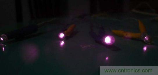 技術宅要逆天，DIY四點定位燈實現虛擬實境遊戲