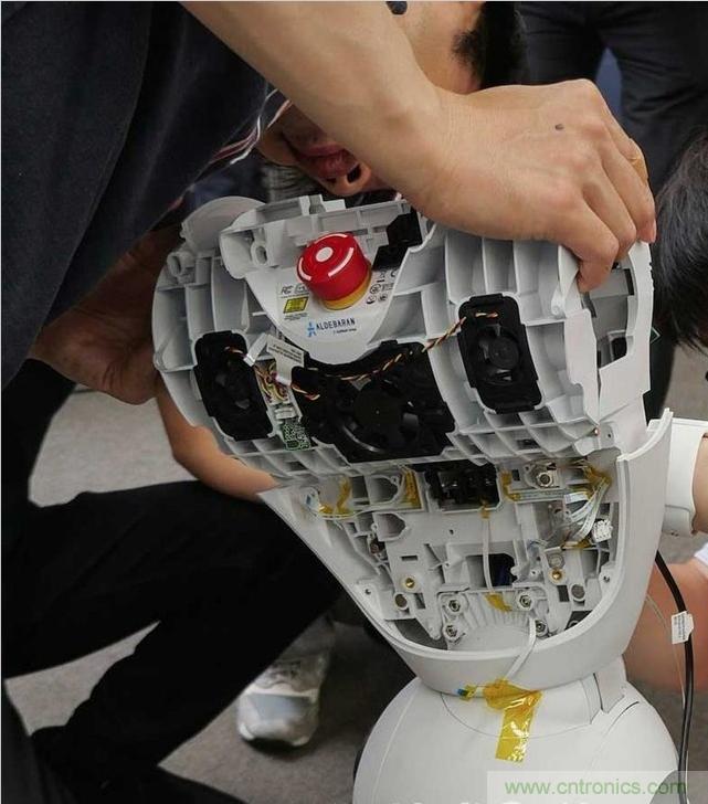 拆解筆記本不過癮，那就來拆拆日本情感機器人吧！