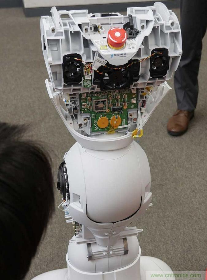 拆解筆記本不過癮，那就來拆拆日本情感機器人吧！