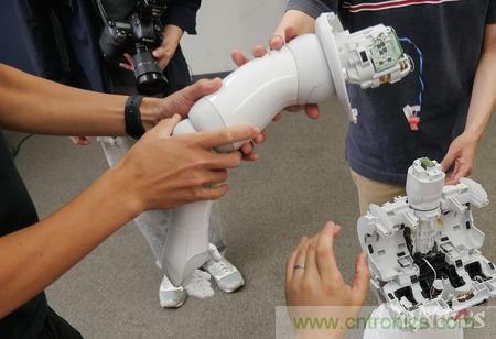 拆解筆記本不過癮，那就來拆拆日本情感機器人吧！