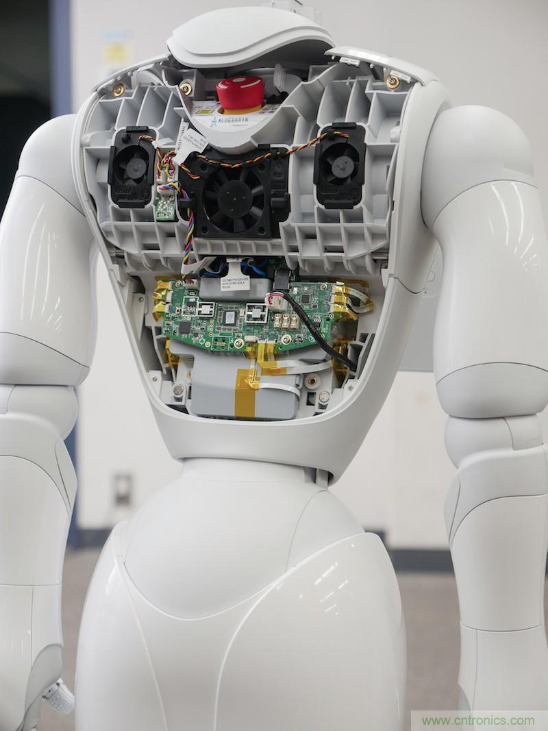 拆解筆記本不過癮，那就來拆拆日本情感機器人吧！