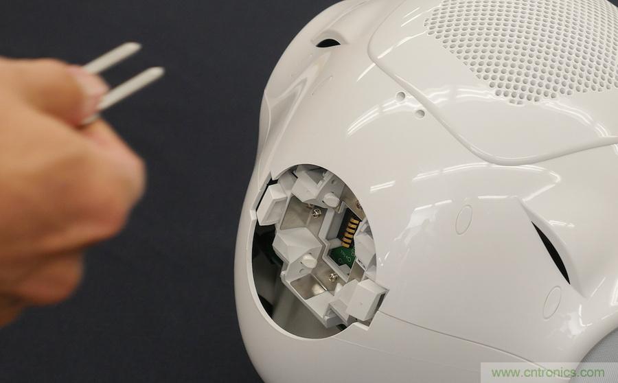 拆解筆記本不過癮，那就來拆拆日本情感機器人吧！