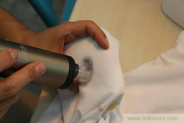 隻有奶瓶大小的閃電去漬小神器 &mdash;&mdash;海爾咕咚手持式洗衣機