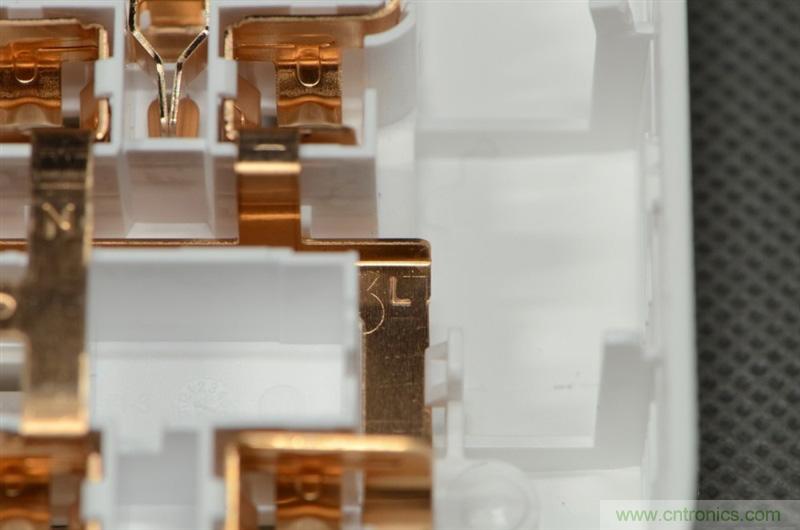 做工怒讚 神秘芯片！小米智能插線板拆解、評測