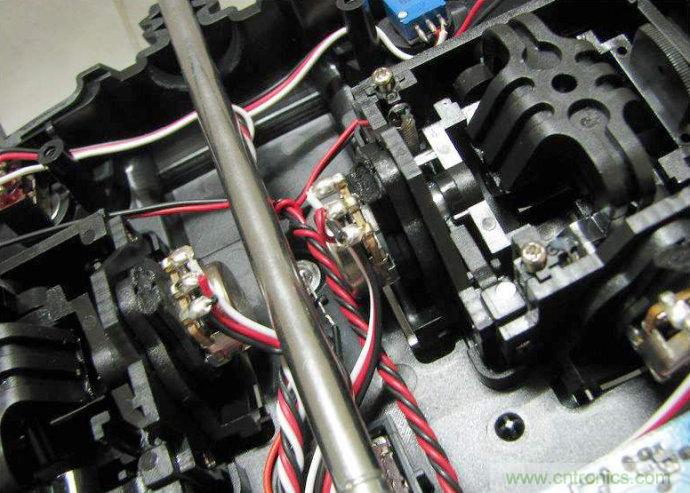 無人機 DIY 製作全過程，酷得不要不要的！