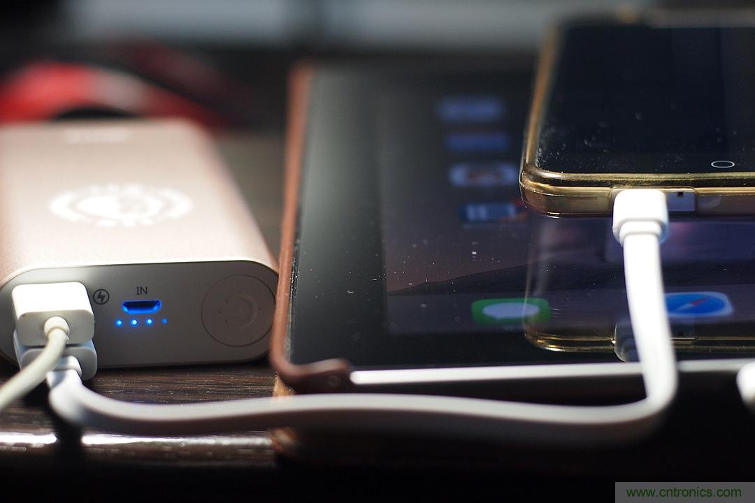 移動電源也玩雙引擎？快到你想象不到