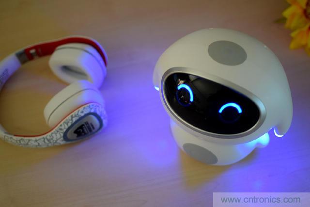 &ldquo;爸爸再不陪我，我就長大了&rdquo;&mdash;&mdash;小騰機器人