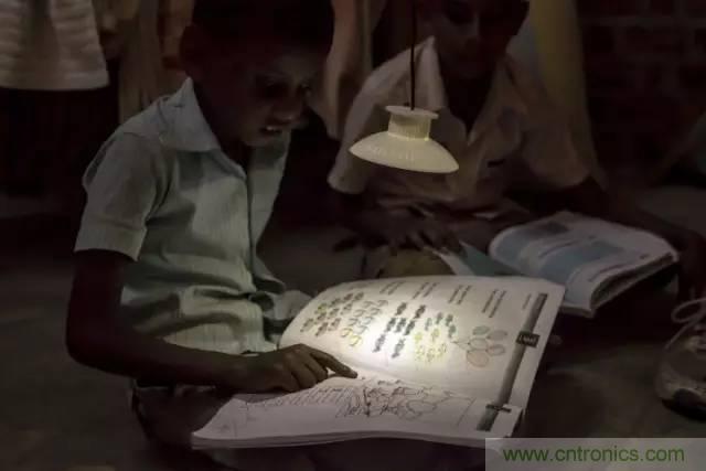 單靠重力就能工作的燈，將為15億人帶來光明