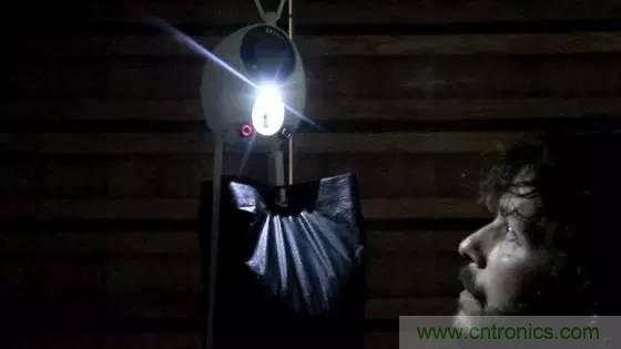 單靠重力就能工作的燈，將為15億人帶來光明