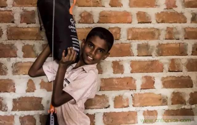 單靠重力就能工作的燈，將為15億人帶來光明