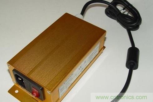 【導讀】本文總結出針對於LED電源EMC/EMI的主要幾個控製技術：電路措施、EMI濾波、元器件選擇、屏蔽和印製電路板抗幹擾設計等。如果能正確合理的對這些問題進行解決，就可順利通過3C認證。  在電路當中，EMC和EMI的問題是人們始終關心的話題。在LED電路中，對於EMC和EMI的要求同樣非常高。本文將為大家介紹LED產品設計當中關於解決EMI與EMC的解決方法，感興趣的朋友快來看一看吧。  　　要解決LED驅動電源的電磁幹擾問題，從硬件上可從以下幾個方麵入手：  　　減少開關電源本身的幹擾  　　軟開關技術，在原有的硬開關電路中增加電感和電容元件，利用電感和電容的諧振，降低開關過程中的du/dt和di/dt，使shi開kai關guan器qi件jian開kai通tong時shi電dian壓ya的de下xia降jiang先xian於yu電dian流liu的de上shang升sheng，或huo關guan斷duan時shi電dian流liu的de下xia降jiang先xian於yu電dian壓ya的de上shang升sheng，來lai消xiao除chu電dian壓ya和he電dian流liu的de重zhong疊die。開kai關guan頻pin率lv調tiao製zhi技ji術shu，通tong過guo調tiao製zhi開kai關guan頻pin率lvfc，把集中在fc及其諧波2fc、 3fc&hellip;上的能量分散到它們周圍的頻帶上，以降低各個頻點上的EMI幅值。元器件的選擇，選擇不易產生噪聲、不易傳導和輻射噪聲的元器件。通常特別值得注意的是，二極管和變壓器等繞組類元器件的選用。反向恢複電流小、恢複時間短的快速恢複二極管是開關電源高頻整流部分的理想器件。合理使用電磁幹擾濾波器，EMI濾波器的主要目的之一，電網噪聲是電磁幹擾的一種，它屬於射頻幹擾（RFI），其傳導噪聲的頻譜大致為10KHz~30MHz，最高可達 150MHz。  　　在一般情況下，差模幹擾幅度小，頻率低，所造成的幹擾較小;共(gong)模(mo)幹(gan)擾(rao)幅(fu)度(du)大(da)，頻(pin)率(lv)高(gao)，還(hai)可(ke)以(yi)通(tong)過(guo)導(dao)線(xian)產(chan)生(sheng)輻(fu)射(she)，所(suo)造(zao)成(cheng)的(de)幹(gan)擾(rao)較(jiao)大(da)。欲(yu)削(xue)弱(ruo)傳(chuan)導(dao)幹(gan)擾(rao)，最(zui)有(you)效(xiao)的(de)方(fang)法(fa)就(jiu)是(shi)在(zai)開(kai)關(guan)電(dian)源(yuan)輸(shu)入(ru)和(he)輸(shu)出(chu)電(dian)路(lu)中(zhong)加(jia)裝(zhuang)電(dian)磁(ci)幹(gan)擾(rao)濾(lv)波(bo)器(qi)。LED電源一般采用簡易式單級EMI濾波器，主要包括共模扼流圈和濾波電容。EMI濾波器能有效抑製開關電源適配器的電磁幹擾。 1 　　通過切斷幹擾信號的傳播途徑來減少電磁幹擾問題  　　第一種情況是電源線幹擾可以使用電源線濾波器濾除。一個合理有效的開關電源EMI濾波器應該對電源線上差模和共模幹擾都有較強的抑製作用。改善PCB板的電磁兼容性設計PCB是LED電源係統中電路元件和器件的支撐件，它提供電路元件和器件之間的電氣連接。隨著電子技術的飛速發展，PCB的密度越來越高。 PCB設計的好壞對LED電源係統的電磁兼容性影響很大。  　　實踐證實，即使電路原理圖設計正確，印刷電路板設計不當，也會對LED電源係統的可靠性產生不利影響。PCB抗幹擾設計主要包括PCB布局、布線及接地，其目的是減小PCB的電磁輻射和PCB上電路之間的串擾。還有，一般變壓器電磁幹擾引發的交流聲頻率一般為50HZ左右，而地線布線不當導致的交流聲，由於整流電路的倍頻作用頻率約為100HZ，仔細區分還是可以察覺的。因此，在設計印刷電路板的時候，應留意采用正確的方法，遵守PCB設計的一般原則，並應符合抗幹擾的設計要求。  　　主動大幅增強受幹擾體的抗幹擾能力  　　在LED電源係統中輸進/輸出也是幹擾源的傳導線，和接收射頻幹擾信號的拾檢源，我們設計時一般要采取有效的措施：采用必要的共模/差模抑製電路，同時也要采取一定的濾波和防電磁屏蔽措施以減小幹擾的進進。在條件許可的情況下盡可能采取各種隔離措施（如光電隔離或者磁電隔離），從而阻斷幹擾的傳播。防雷擊措施，室外使用的LED電源係統或從室外排擠引進室內的電源線、信號線，要考慮係統的防雷擊題目。常用的防雷擊器件有：氣體放電管、 TVS（Transient Voltage Suppression）等。氣體放電管是當電源的電壓大於某一數值時，通常為數十V或數百V，氣體擊穿放電，將電源線上強衝擊脈衝導進大地。TVS可以看成兩個並聯且方向相反的齊納二極管，當兩端電壓高於某一值時導通。其特點是可以瞬態通過數百乃上千A的電流。