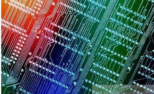 【導讀】對於一個新設計的電路板，調試起來往往會遇到一些困難，特別是當板比較大、元件比較多時，往往無從下手。但如果掌握好一套合理的調試方法，調試起來將會事半功倍。  對於剛拿回來的新PCB板，我們首先要大概觀察一下，板上是否存在問題，例如是否有明顯的裂痕，有無短路、開路等現象。如果有必要的話，可以檢查一下電源跟地線之間的電阻是否足夠大。  然後就是安裝元件了。相互獨立的模塊，如果您沒有把握保證它們工作正常時，最好不要全部都裝上，而是一部分一部分的裝上（對於比較小的電路，可以一次全部裝上），這zhe樣yang容rong易yi確que定ding故gu障zhang範fan圍wei，免mian得de到dao時shi遇yu到dao問wen題ti時shi，無wu從cong下xia手shou。一yi般ban來lai說shuo，可ke以yi把ba電dian源yuan部bu分fen先xian裝zhuang好hao，然ran後hou就jiu上shang電dian檢jian測ce電dian源yuan輸shu出chu電dian壓ya是shi否fou正zheng常chang。如ru果guo在zai上shang電dian時shi您nin沒mei有you太tai大da的de把ba握wo（即使有很大的把握，也建議您加上一個保險絲，以防萬一），可考慮使用帶限流功能的可調穩壓電源。先預設好過流保護電流，然後將穩壓電電源的電壓值慢慢往上調，並監測輸入電流、輸入電壓以及輸出電壓。如果往上調的過程中，沒有出現過流保護等問題，且輸出電壓也達到了正常，則說明電源部分OK。反之，則要斷開電源，尋找故障點，並重複上述步驟，直到電源正常為止。  接下來逐漸安裝其它模塊，每安裝好一個模塊，就上電測試一下，上電時也是按照上麵的步驟，以避免因為設計錯誤或/和安裝錯誤而導致過流而燒壞元件。  PCB   尋找故障的辦法一般有下麵幾種：  ①測ce量liang電dian壓ya法fa。首shou先xian要yao確que認ren的de是shi各ge芯xin片pian電dian源yuan引yin腳jiao的de電dian壓ya是shi否fou正zheng常chang，其qi次ci檢jian查zha各ge種zhong參can考kao電dian壓ya是shi否fou正zheng常chang，另ling外wai還hai有you各ge點dian的de工gong作zuo電dian壓ya是shi否fou正zheng常chang等deng。例li如ru，一yi般ban的de矽gui三san極ji管guan導dao通tong時shi，BE結電壓在0.7V左右，而CE結電壓則在0.3V左右或者更小。如果一個三極管的BE結電壓大於0.7V（特殊三極管除外，例如達林頓管等），可能就是BE結就開路。  ②xinhaozhurufa。jiangxinhaoyuanjiazhishuruduan，ranhouyiciwanghoucelianggediandeboxing，kanshifouzhengchang，yizhaodaoguzhangdian。youshiwomenyehuiyonggengjiandandebanfa，liruyongshouwoyigeniezi，qupengchugejideshuruduan，kanshuchuduanshifouyoufanying，zhezaiyinpin、視頻等放大電路中常使用（但要注意，熱底板的電路或者電壓高的電路，不能使用此法，否則可能會導致觸電）。如果碰前一級沒有反應，而碰後一級有反應，則說明問題出在前一級，應重點檢查。  ③當然，還有很多其它的尋找故障點的方法，例如看、聽、聞、摸等。&ldquo;看&rdquo;就是看元件有無明顯的機械損壞，例如破裂、燒黑、變形等;&ldquo;聽&rdquo;就是聽工作聲音是否正常，例如一些不該響的東西在響，該響的地方不響或者聲音不正常等;&ldquo;聞&rdquo;就是檢查是否有異味，例如燒焦的味道、電容電解液的味道等，對於一個有經驗的電子維修人員來說，對這些氣味是很敏感的;&ldquo;摸&rdquo;就(jiu)是(shi)用(yong)手(shou)去(qu)試(shi)探(tan)器(qi)件(jian)的(de)溫(wen)度(du)是(shi)否(fou)正(zheng)常(chang)，例(li)如(ru)太(tai)熱(re)，或(huo)者(zhe)太(tai)涼(liang)。一(yi)些(xie)功(gong)率(lv)器(qi)件(jian)，工(gong)作(zuo)起(qi)來(lai)時(shi)會(hui)發(fa)熱(re)，如(ru)果(guo)摸(mo)上(shang)去(qu)是(shi)涼(liang)的(de)，則(ze)基(ji)本(ben)上(shang)可(ke)以(yi)判(pan)斷(duan)它(ta)沒(mei)有(you)工(gong)作(zuo)起(qi)來(lai)。但(dan)如(ru)果(guo)不(bu)該(gai)熱(re)的(de)地(di)方(fang)熱(re)了(le)或(huo)者(zhe)該(gai)熱(re)的(de)地(di)方(fang)太(tai)熱(re)了(le)，那(na)也(ye)是(shi)不(bu)行(xing)的(de)。一(yi)般(ban)的(de)功(gong)率(lv)三(san)極(ji)管(guan)、穩壓芯片等，工作在70度以下是完全沒問題的。70度大概是怎樣的一個概念呢？如果你將手壓上去，可以堅持三秒鍾以上，就說明溫度大概在70度以下（注意要先試探性的去摸，千萬別把手燙傷了）。  haole，guanyutiaoshidewenti，womenjintianjiuzanshijiangzhemeduo，ruguoxiangyaolejiegengduodetiaoshifangfahejingyan，keyiquzhaoyixiejiayongdianqiweixiudeshulaikankan，yigehaodeshejirenyuan，shouxianyinggaishiyigehaodeweixiurenyuan。