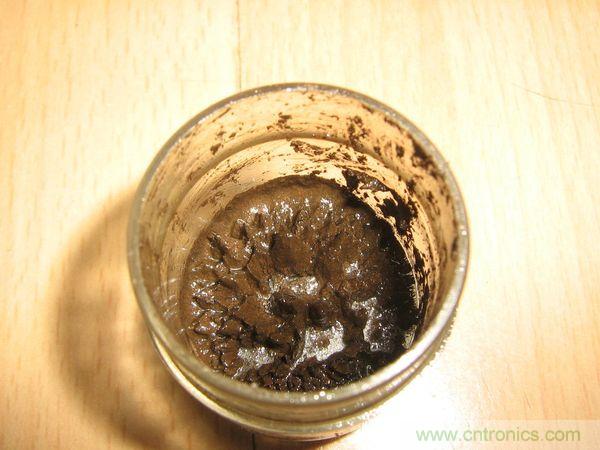 藝術源於生活，用生活中的物件也能製作磁流體