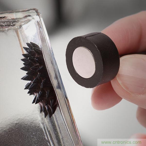 藝術源於生活，用生活中的物件也能製作磁流體