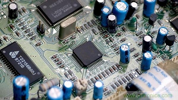 如何通過元件擺放來改善電路板的EMI？