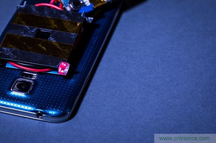 室內激光無線充電新技術亮相，可媲美傳統 USB 線纜